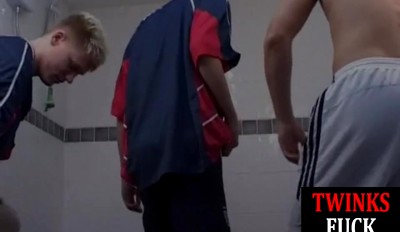 Shower twinks blowing before bareback threeway for cumshots