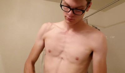 Peeping on Guys in the Shower