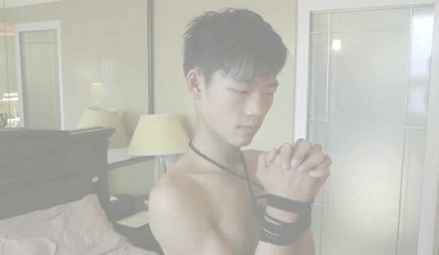 被缚双手的直男小鲜肉被玩弄射精